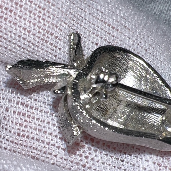 Vintage Miniature 1" Trifari Brushed Silver Plated Strawberry Pin Brooch - Picture 15 of 16